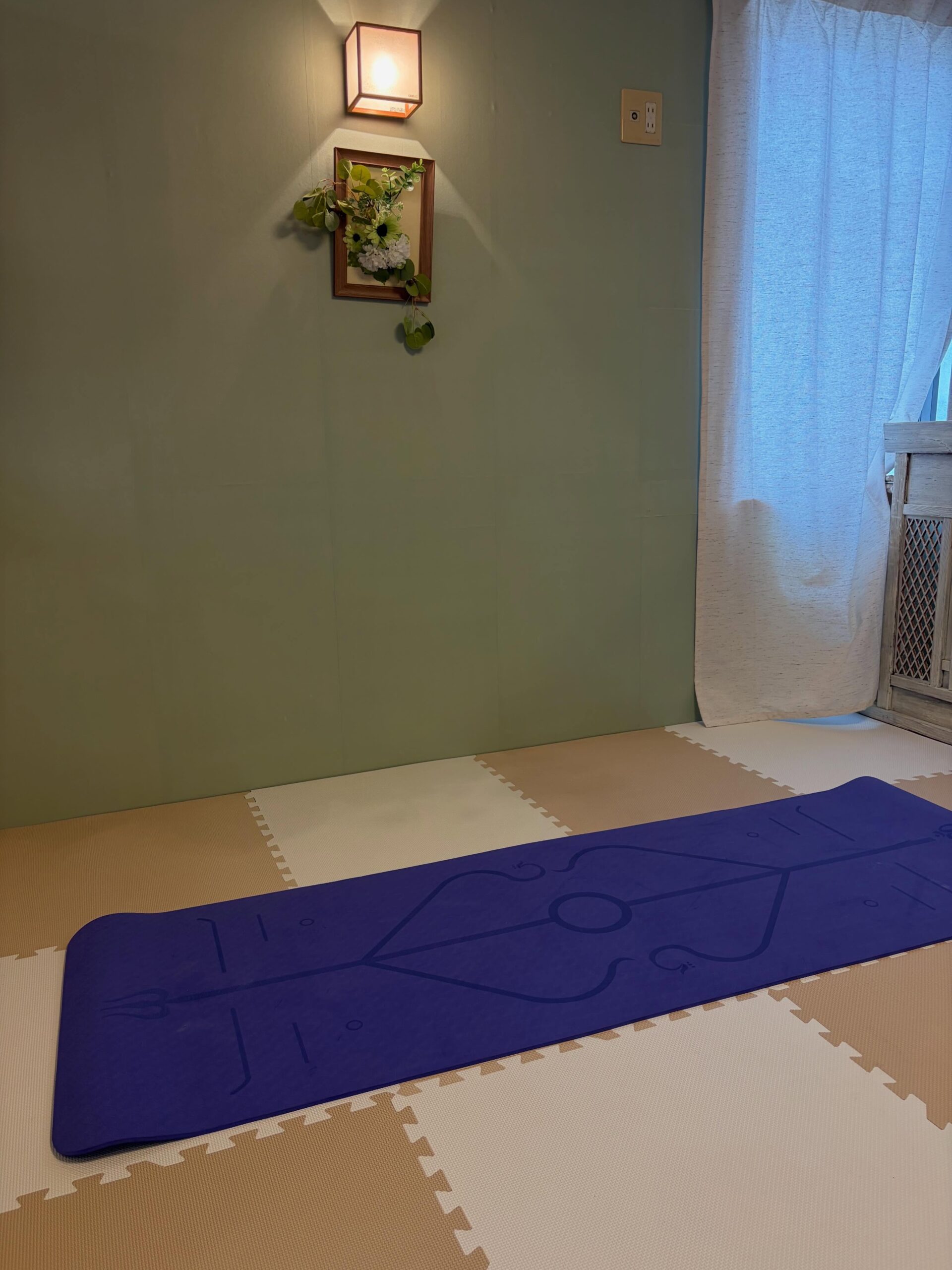 広島市安佐南区の女性専用サロンSalon Me.のヨガスペースとヨガマット